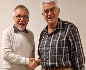 H.C. Affolter gratuliert Werner Rieke.